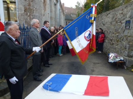 drapeau et plaque.jpg site