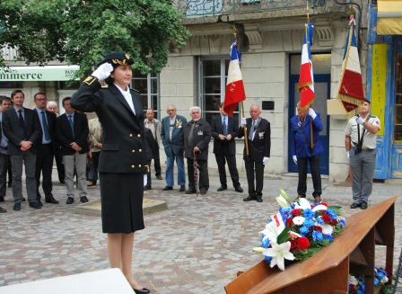 premier salut au monument