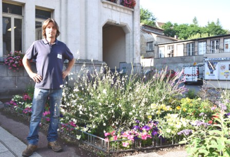 JB devant le parterre de l'hotel de vilel