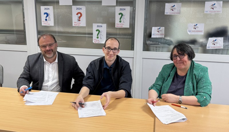 Signature le maire Sylvain et Clarisse